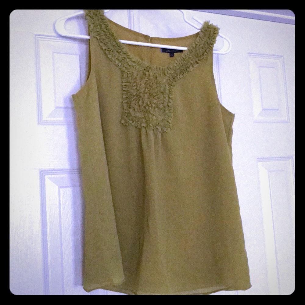 Anne Klein sleeveless top in size M.